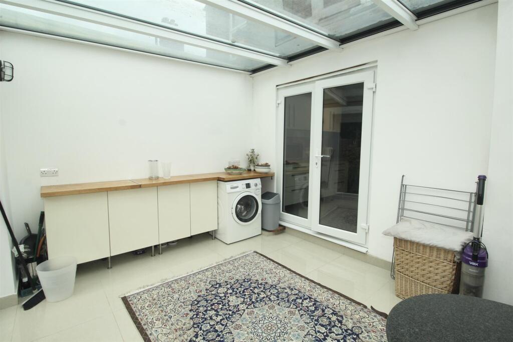 House in London, Southbury - More