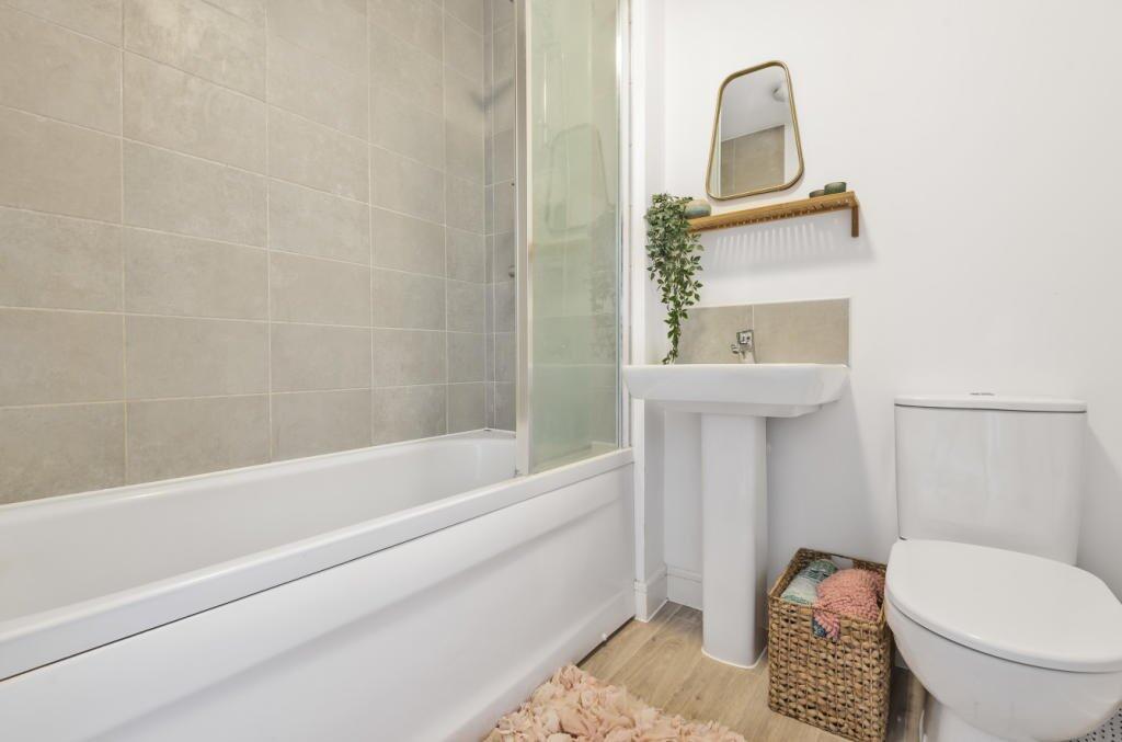House in Vale of White Horse, Shrivenham - More