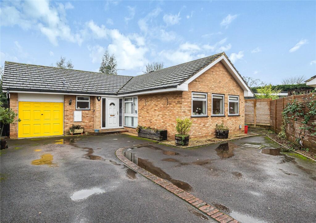 3-bed house on The Paddocks, Normandy, Guildford, Surrey, GU3, £650,000