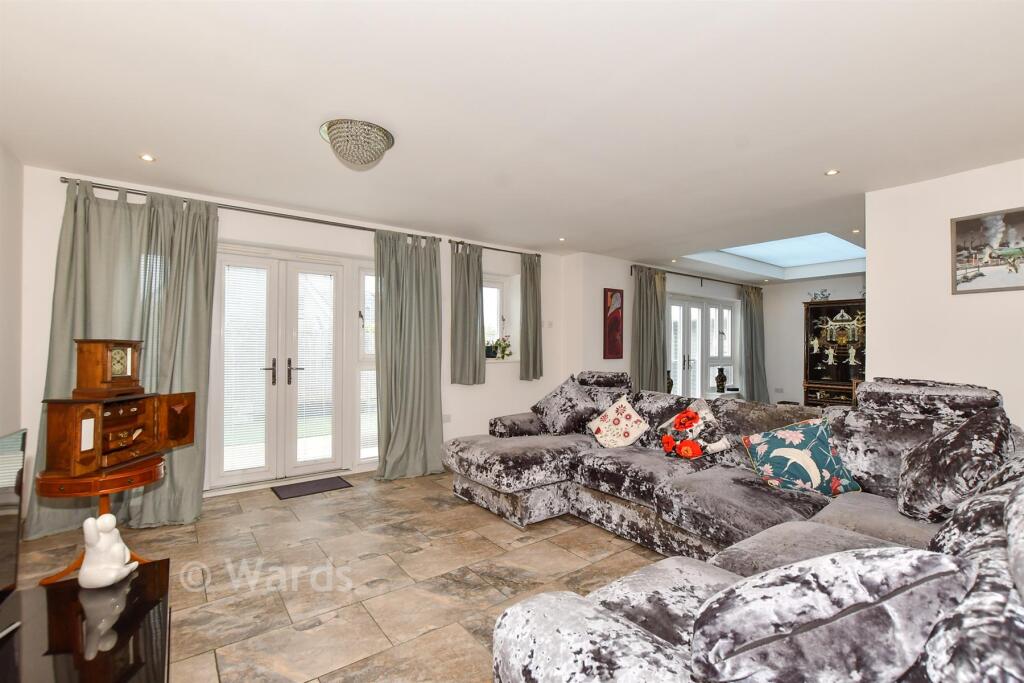 House in Folkestone, Lynwood - More