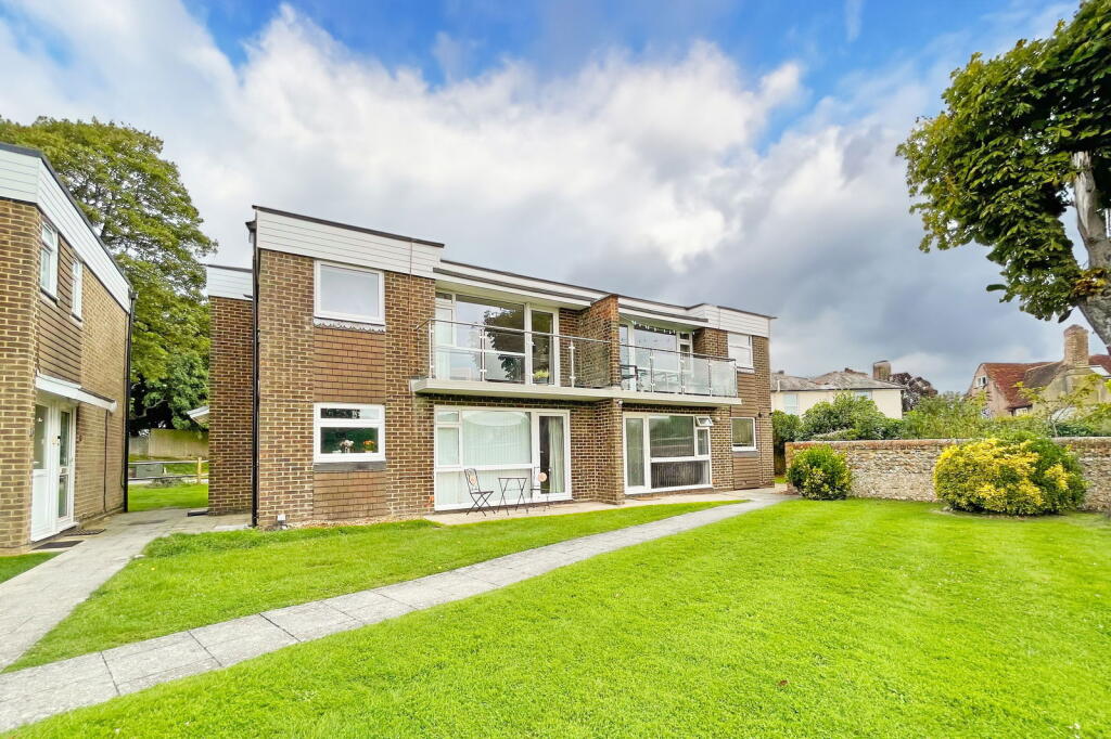 2-bed flat on St. Annes Gardens, Hassocks, West Sussex, BN6 8RA, £280,000