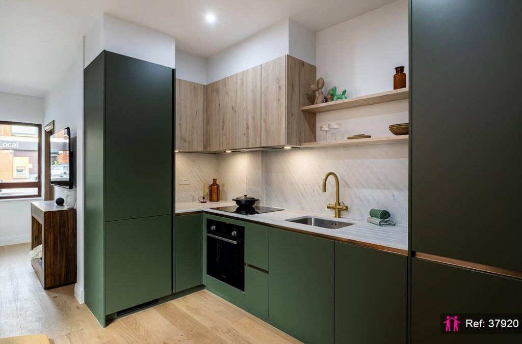 Apartment in London, Cottenham Park, Raynes Park - More