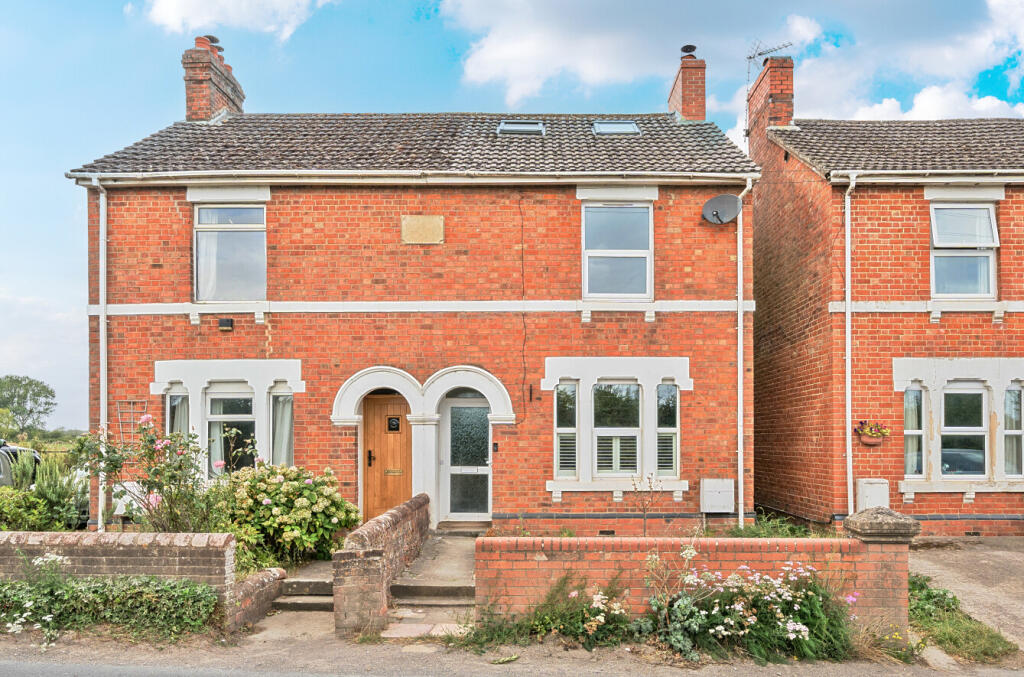 3-bed semi-detached on Cricklade Road, Purton, Swindon, £370,000