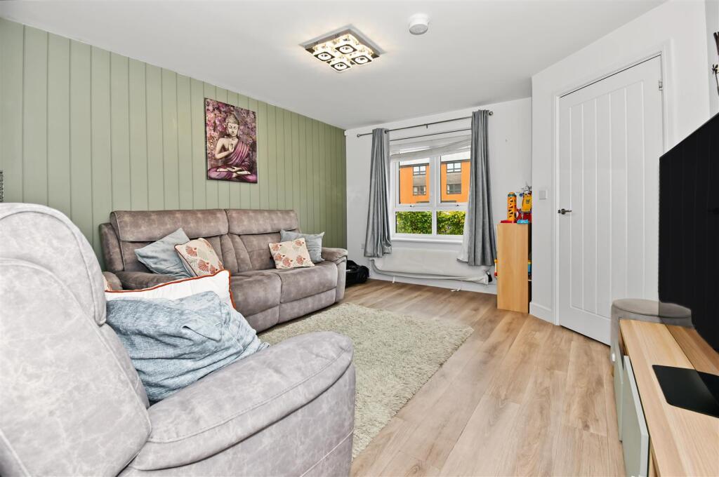 White Lias Way, Upper Lighthorne, Leamington Spa photo 2