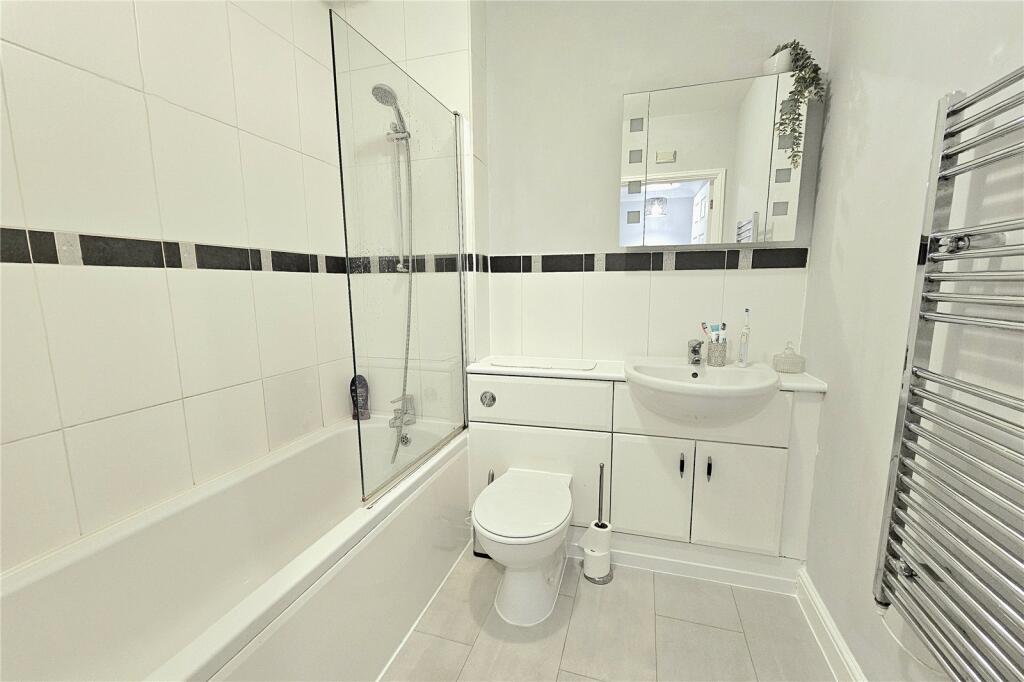 Apartment in Surrey Heath, Surrey - More