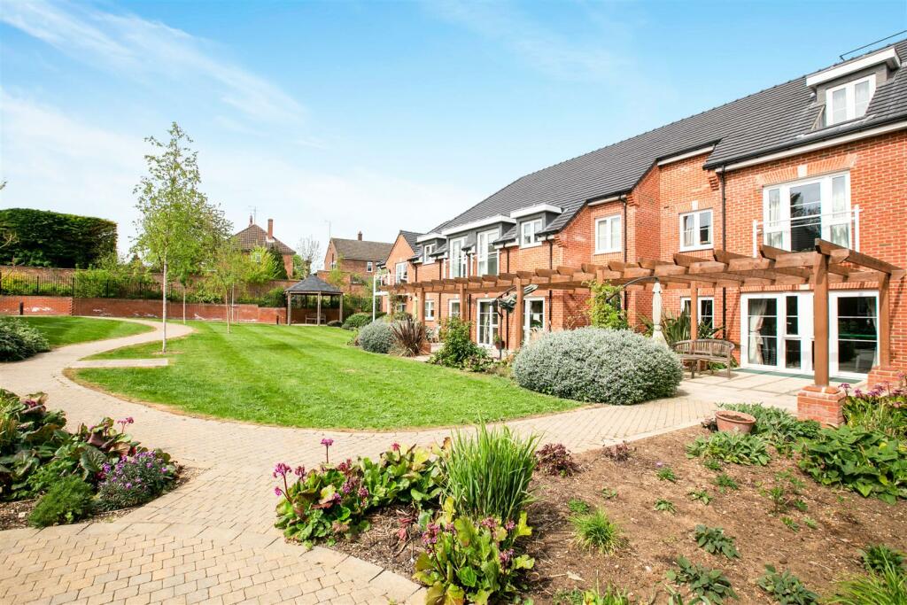 1-bed apartment on Park House, Old Park Road, Hitchin, £295,000