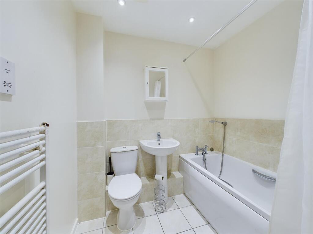 Apartment in Redhill - More
