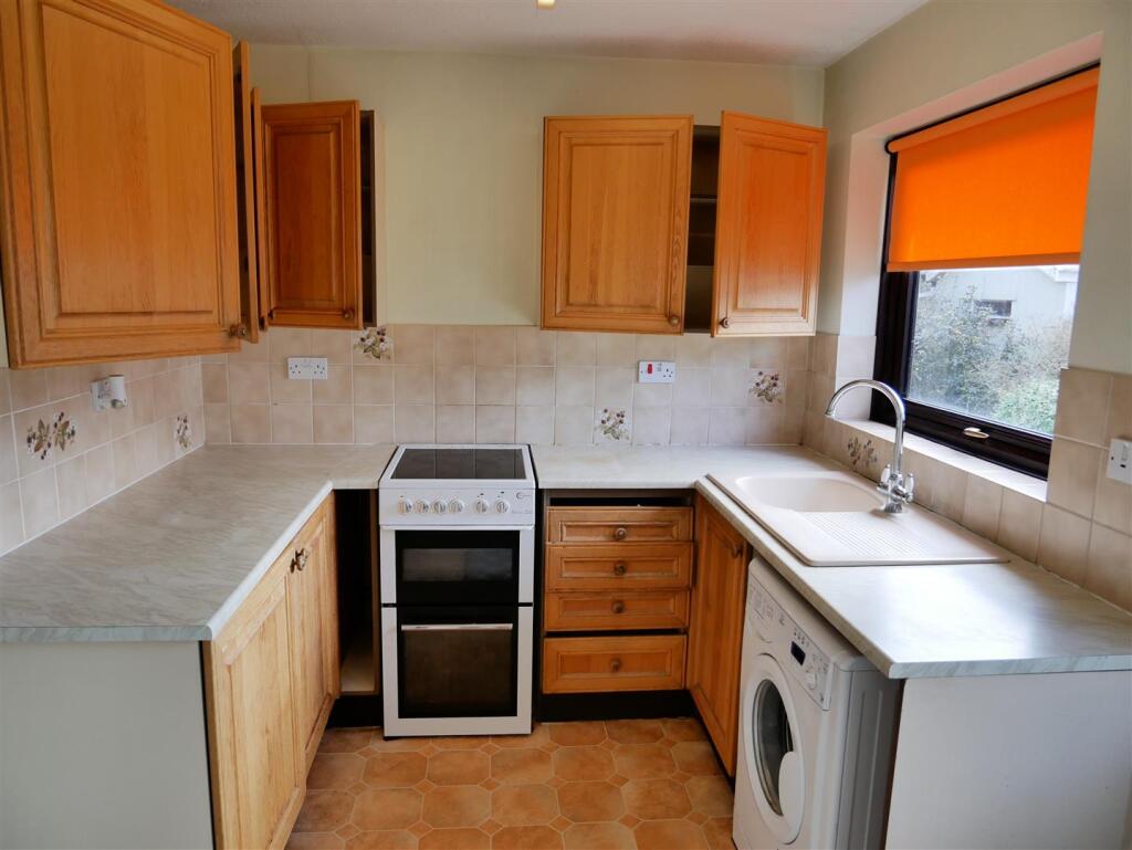Yew Tree Close, Calne photo 4