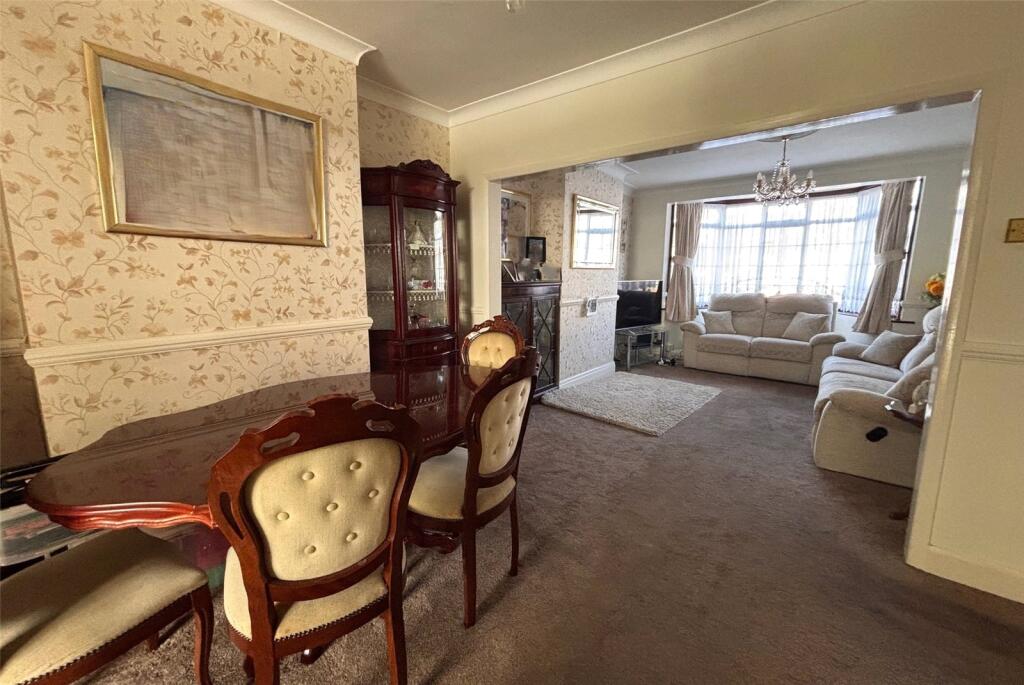 Havering Gardens, Chadwell Heath, RM6 photo 2