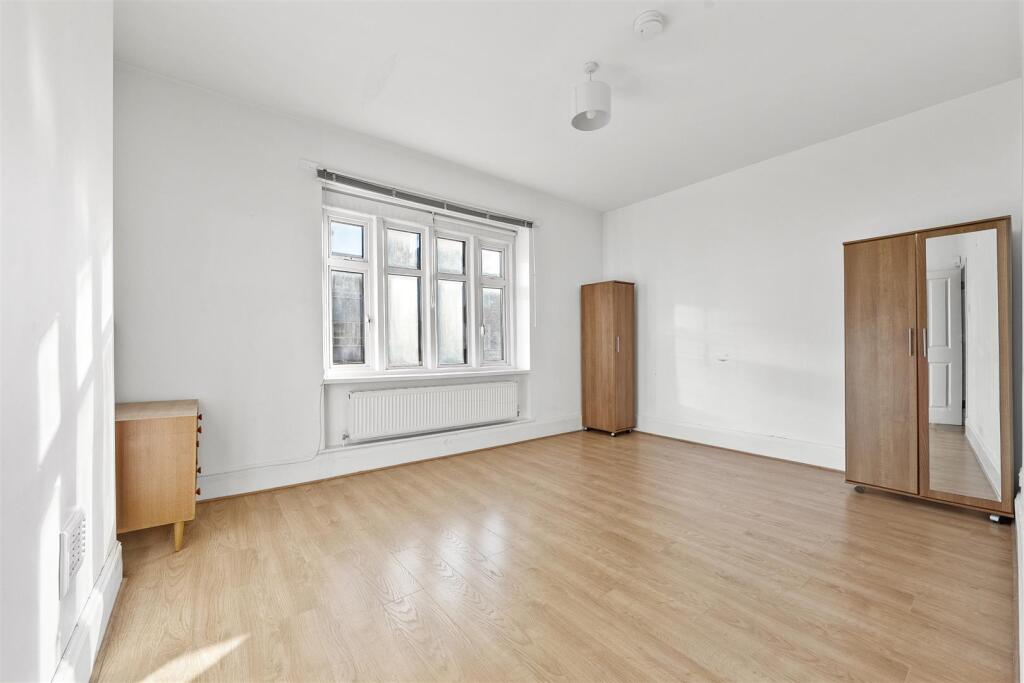 Main image of property: Green Lanes, Palmers Green, N13