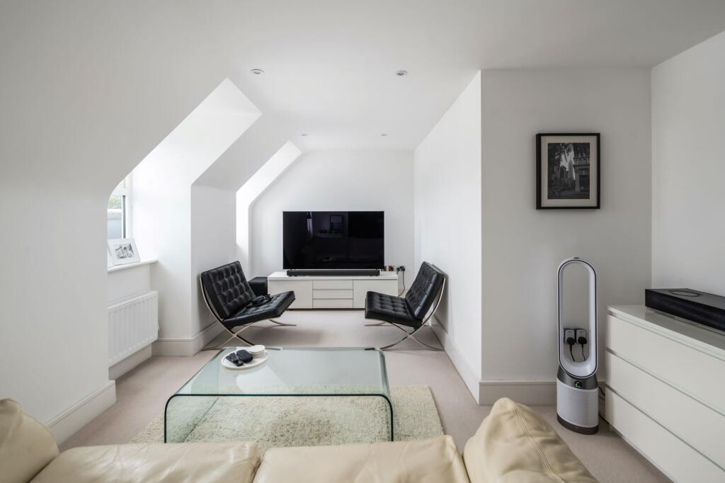 Apartment in Reigate and Banstead, Surrey - View 3