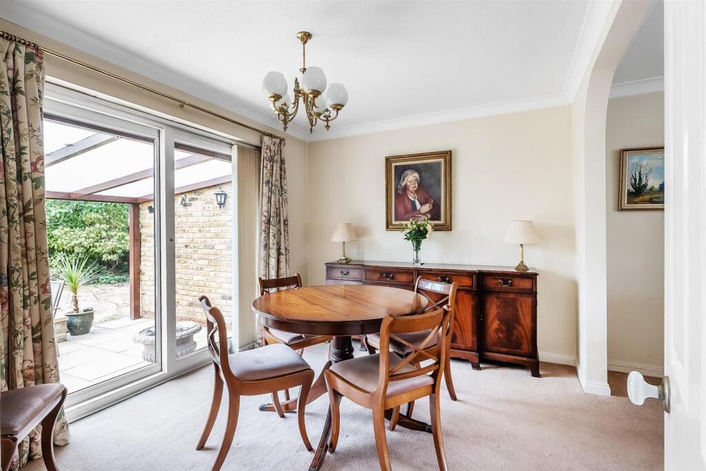 House in Mole Valley, Fetcham - View 4
