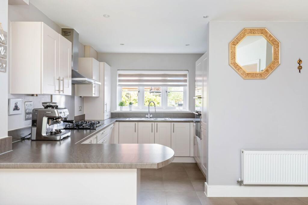 House in Horsham, Broadbridge Heath - View 4