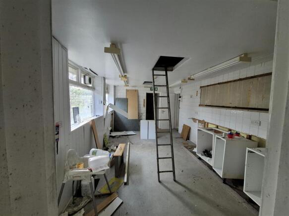 004 Kitchen.jpg