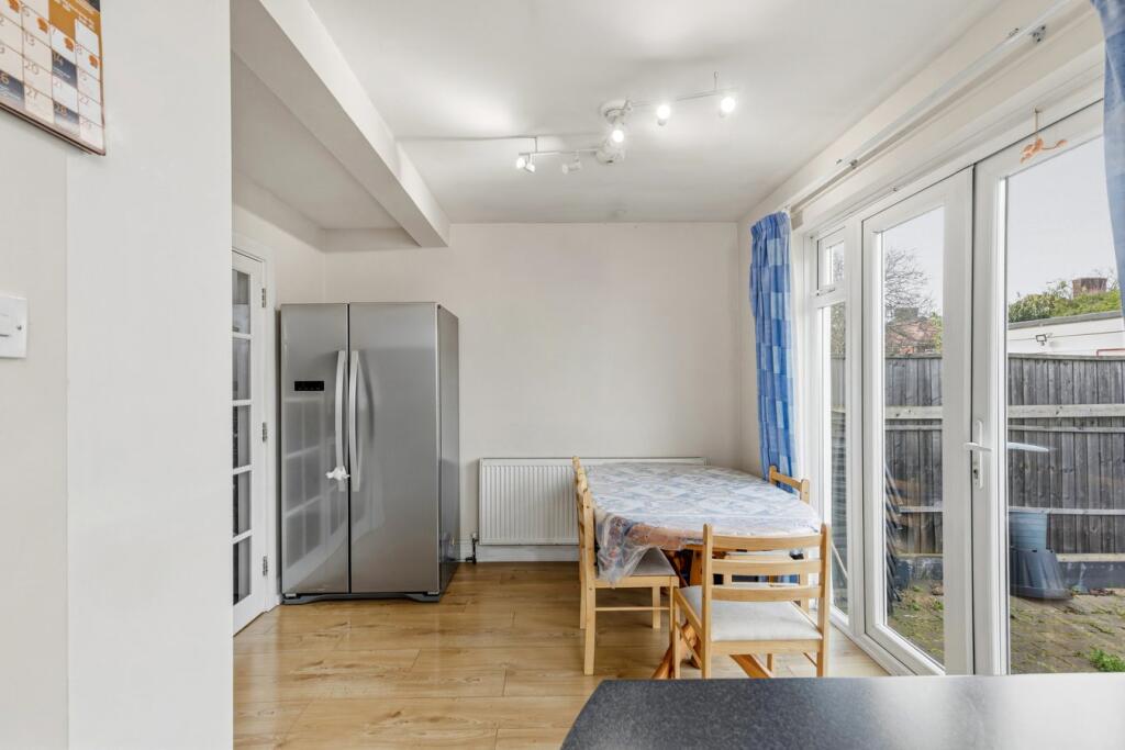 Apartment in London, Kingsbury - More