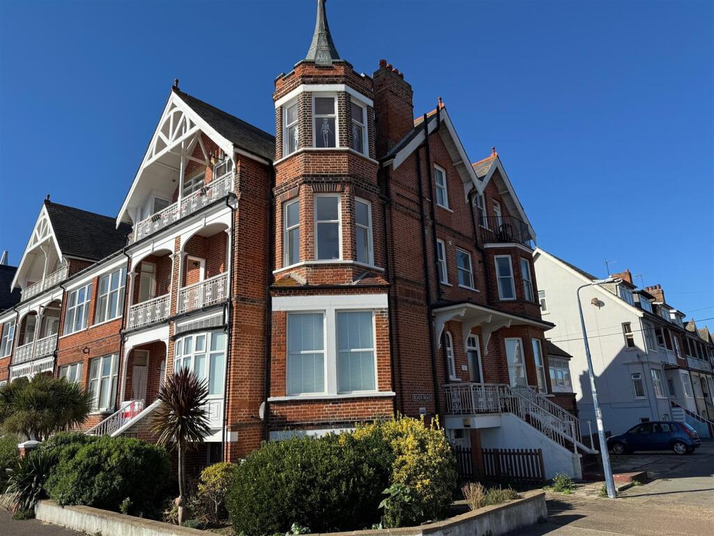2-bed flat on 27 Sea Road, Felixstowe, £170,000