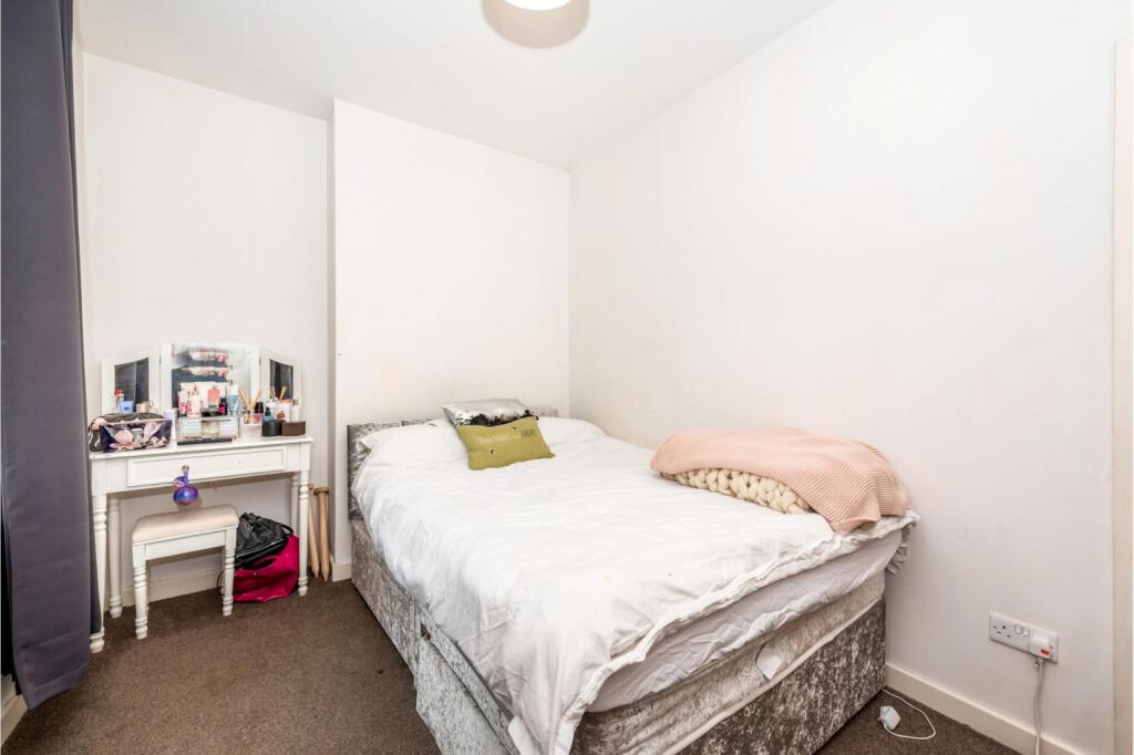 Apartment in Kingston upon Thames - View 4