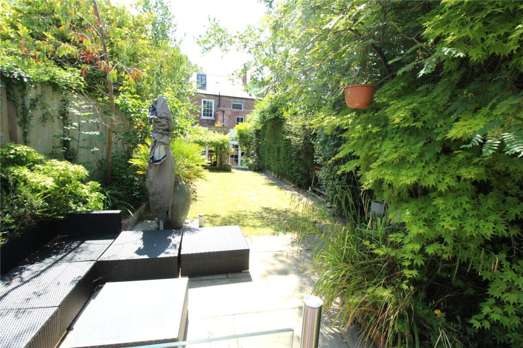 House in Darlington, Pierremont - More