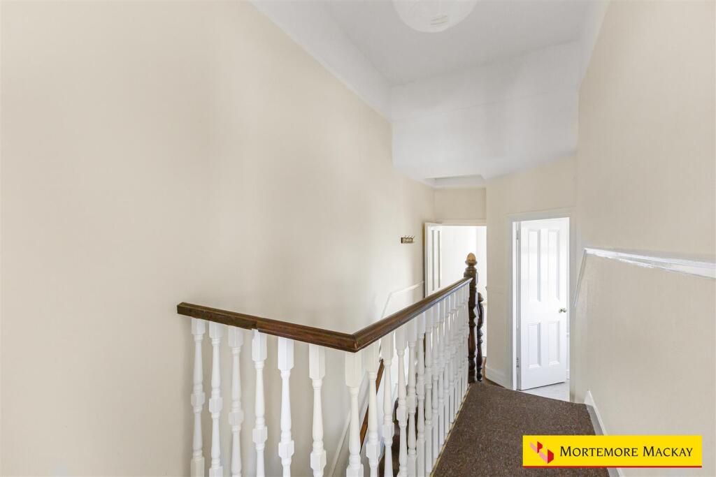 Apartment in London, Bowes Park, Palmers Green - More
