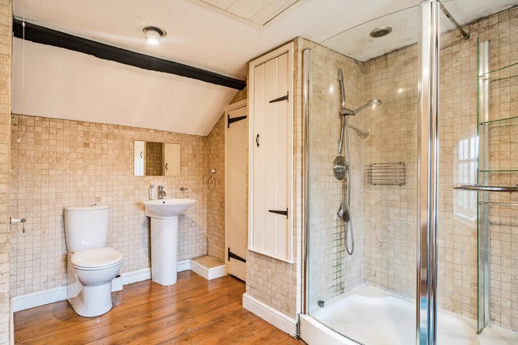 House in Bierton, Buckinghamshire - View 5