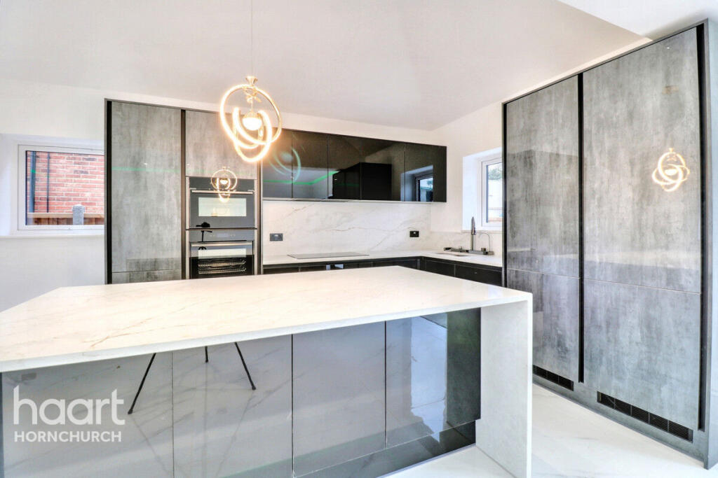 4-bed detached on 1a Garland Way, Essex, £1,395,000