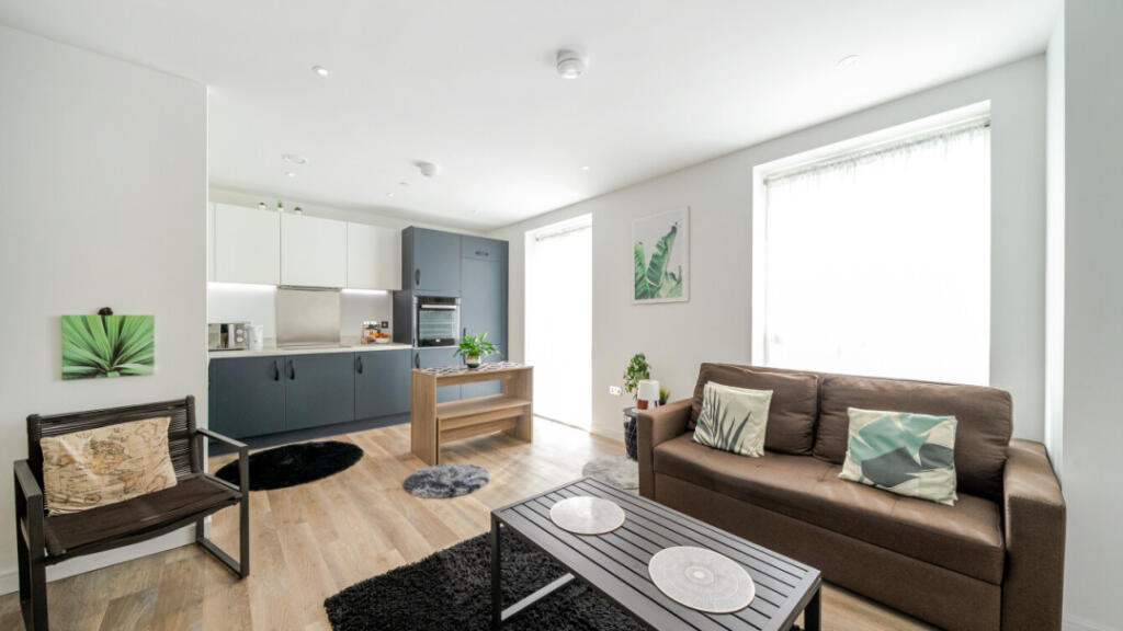 2-bed flat on Addiscombe Road, East Croydon, CR0 5DW, £400,000