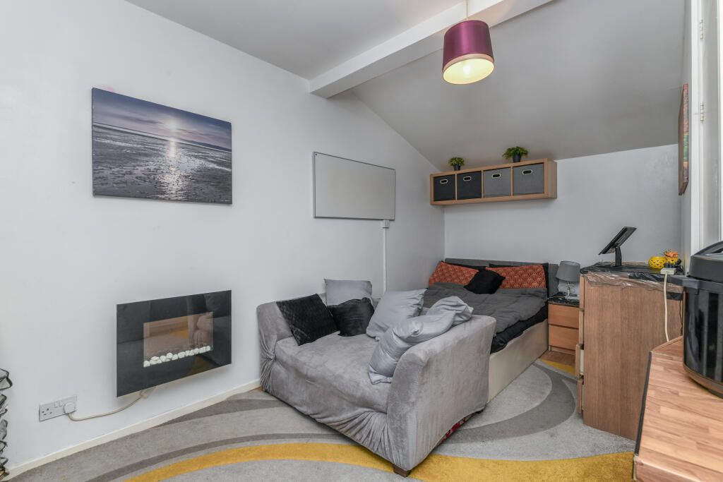 Apartment in Birkenhead, Lower Tranmere - View 5