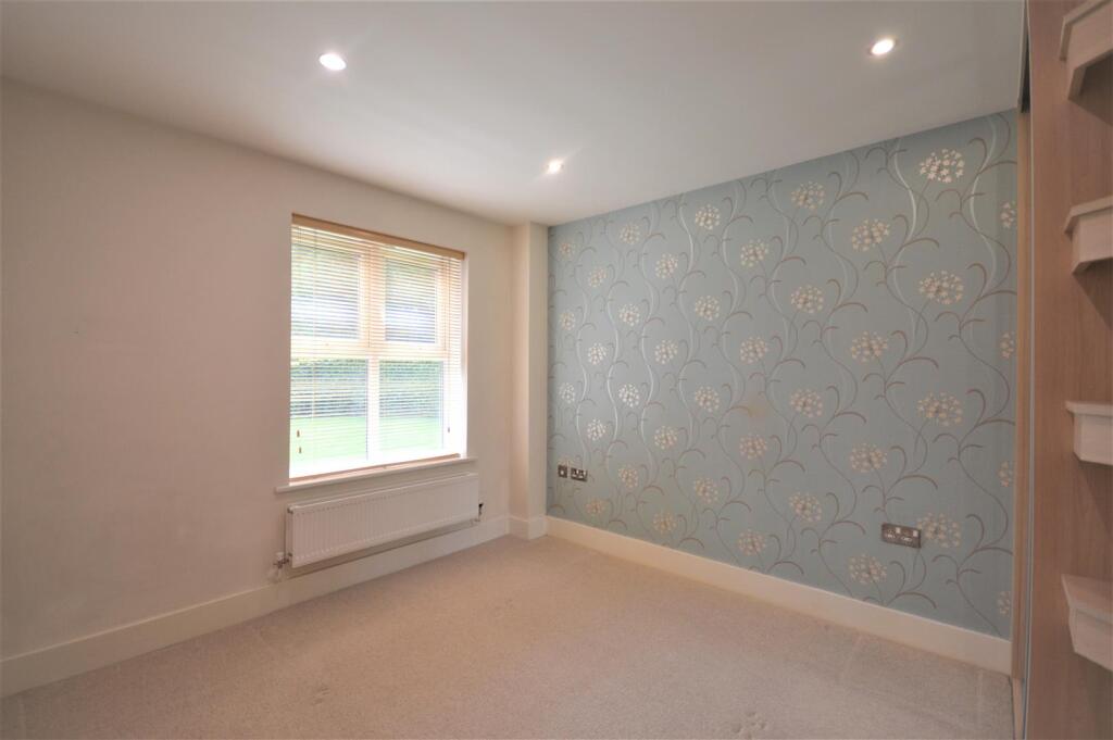Apartment in Tadworth, Kingswood - View 5