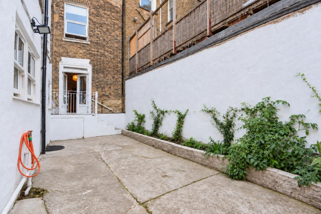 House in London - View 5