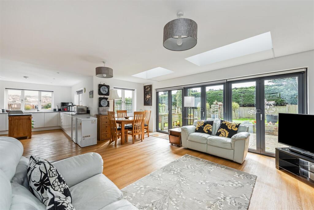 House in Clanfield - View 5