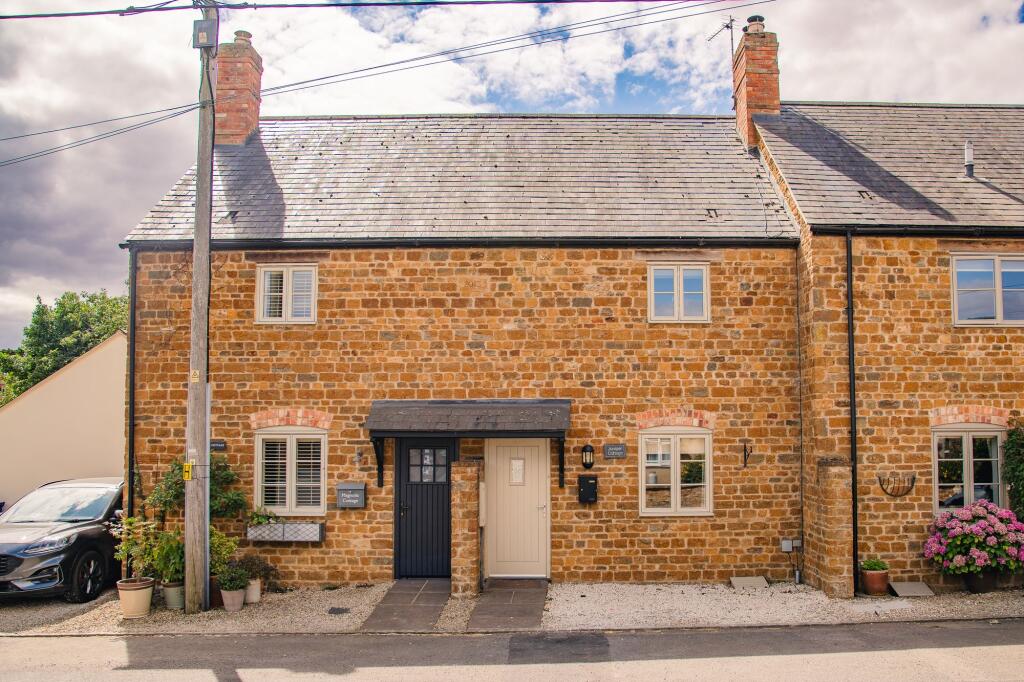 Main image of property: Earls Lane, Deddington, OX15