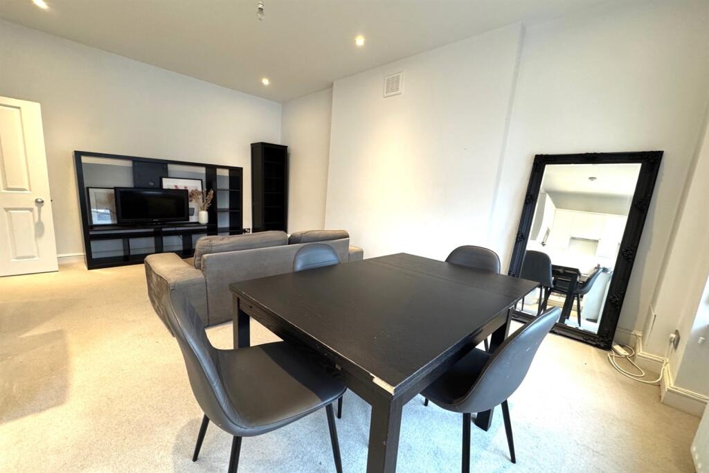 Apartment in London, Royal Borough of Kensington and Chelsea - More
