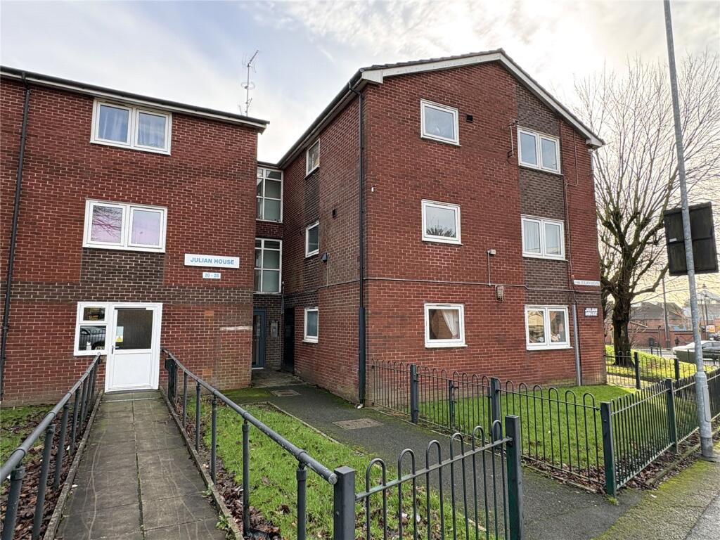 1-bed flat on Henshaw Street, Oldham, Greater Manchester, OL1, £70,000
