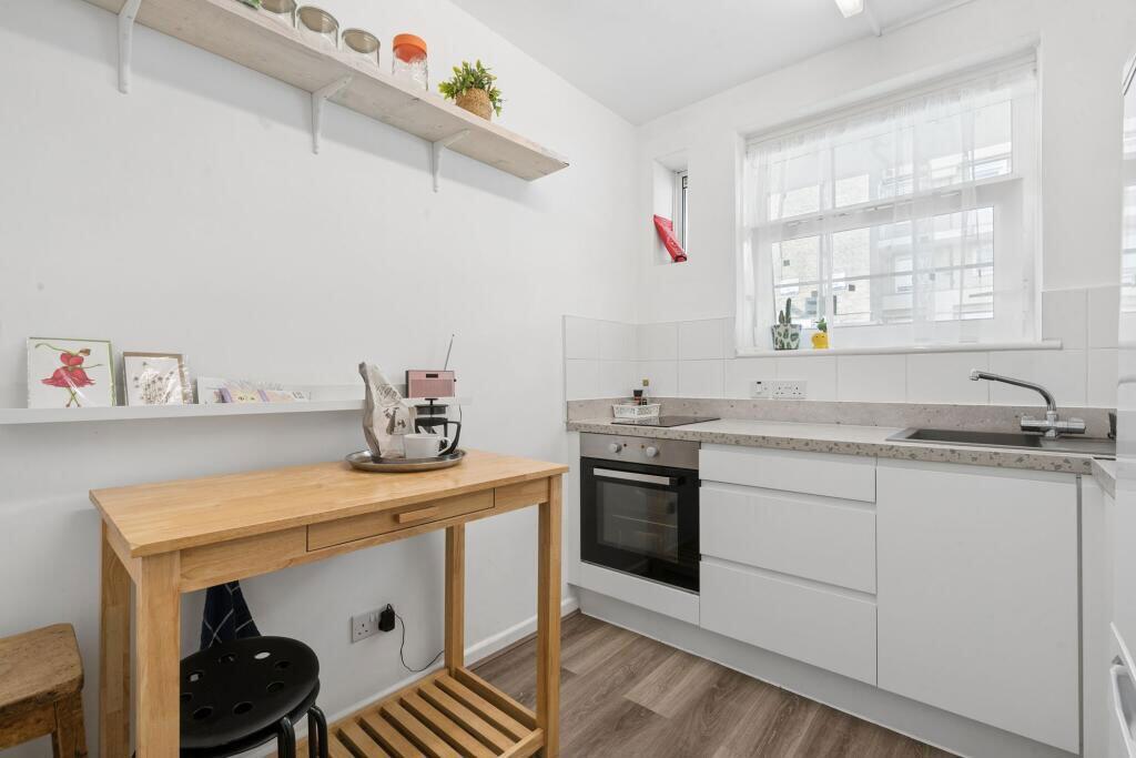 Studio flat on Worsopp Drive, Clapham Common, London, SW4 9QU, £250,000