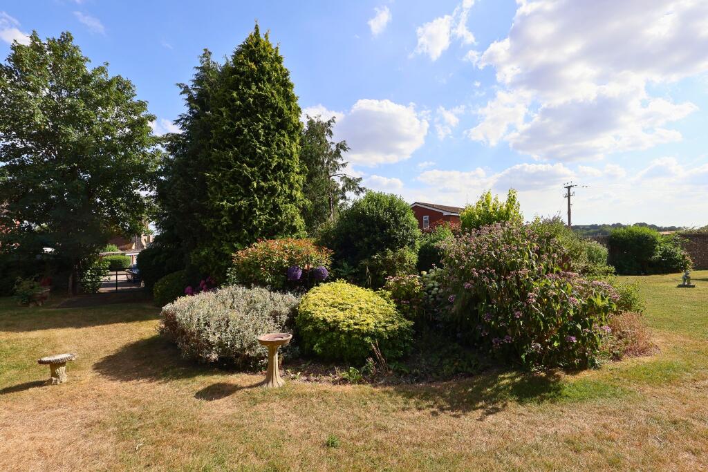 Apartment in East Hampshire, Clanfield - More