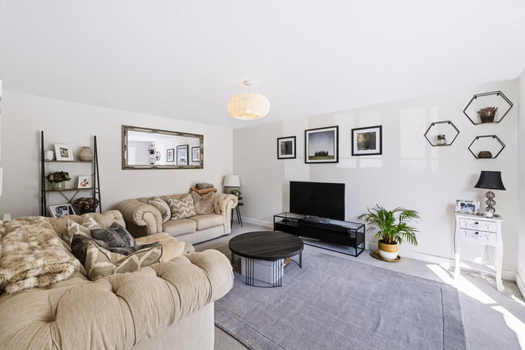 House in Reigate and Banstead, Greenfields, Horley - View 5