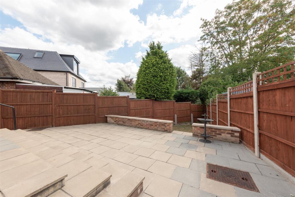 Oakwood Crescent, Winchmore Hill, London photo 4