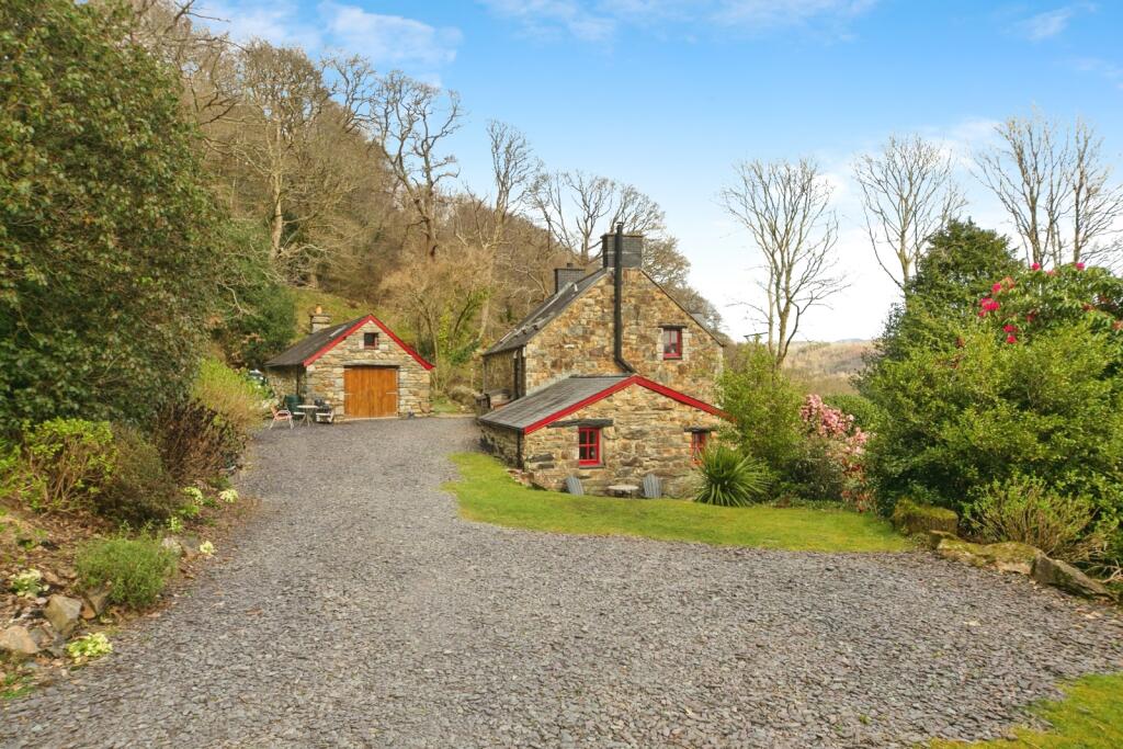 Main image of property: Tan-y-Bwlch, Blaenau Ffestiniog, Gwynedd, LL41