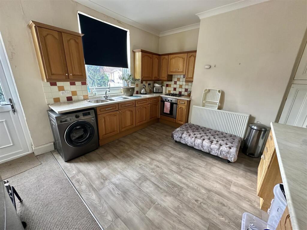 House in Kirklees, Hill Top Estate, Healey - View 4