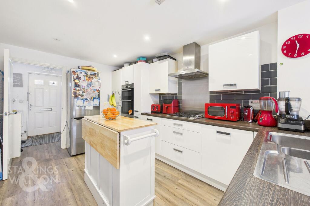 Falcon Crescent, Queens Hills, Norwich photo 4