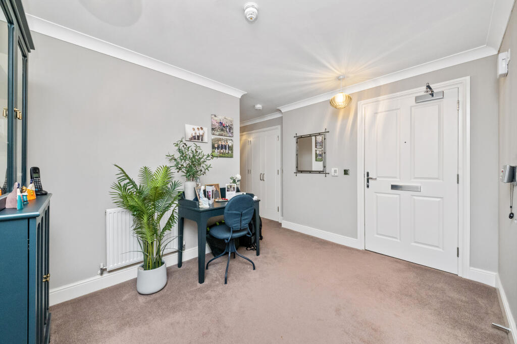 2-bed other on Ben Rhydding Drive, Ilkley, West Yorkshire, LS29, £440,000