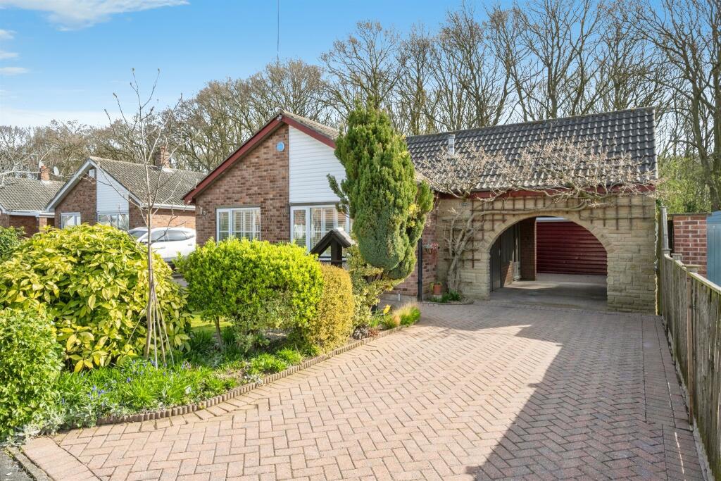 3-bed bungalow on Curzen Crescent, Kirk Sandall, Doncaster, £320,000