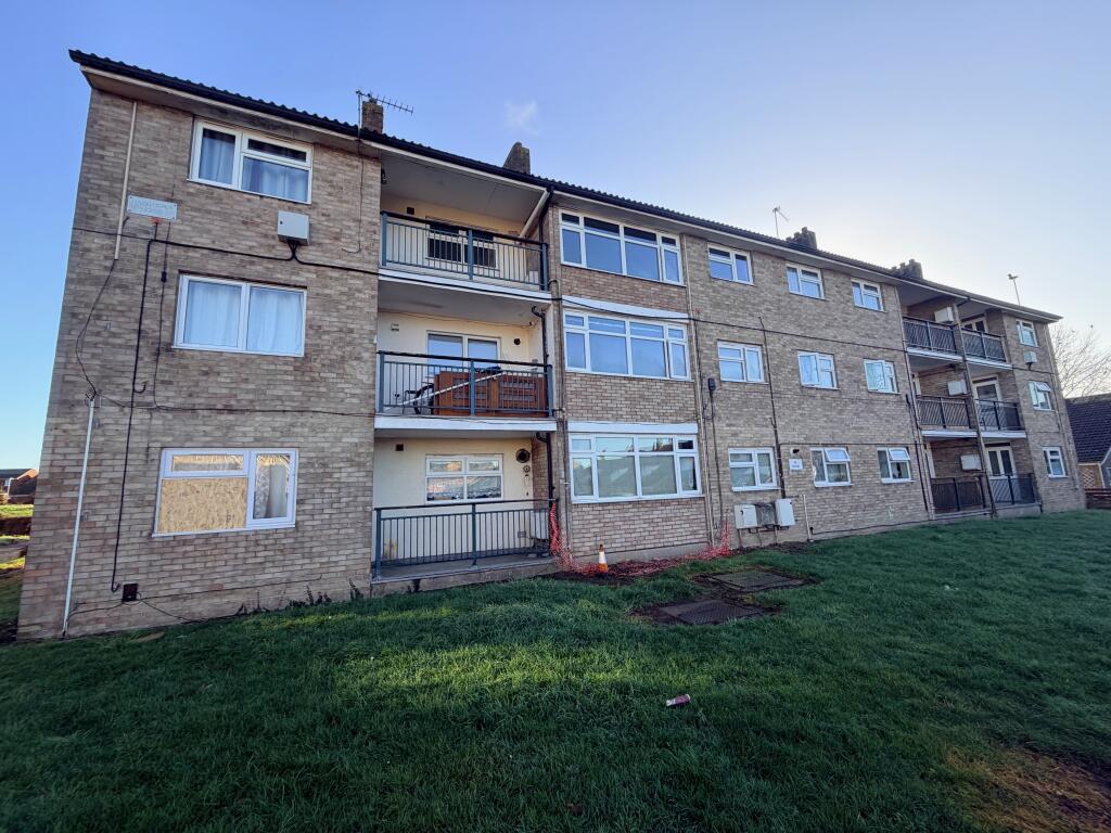 Studio flat on 11 Hawthorn House, Saunders Close, Huntingdon PE29 7AJ, £40,000