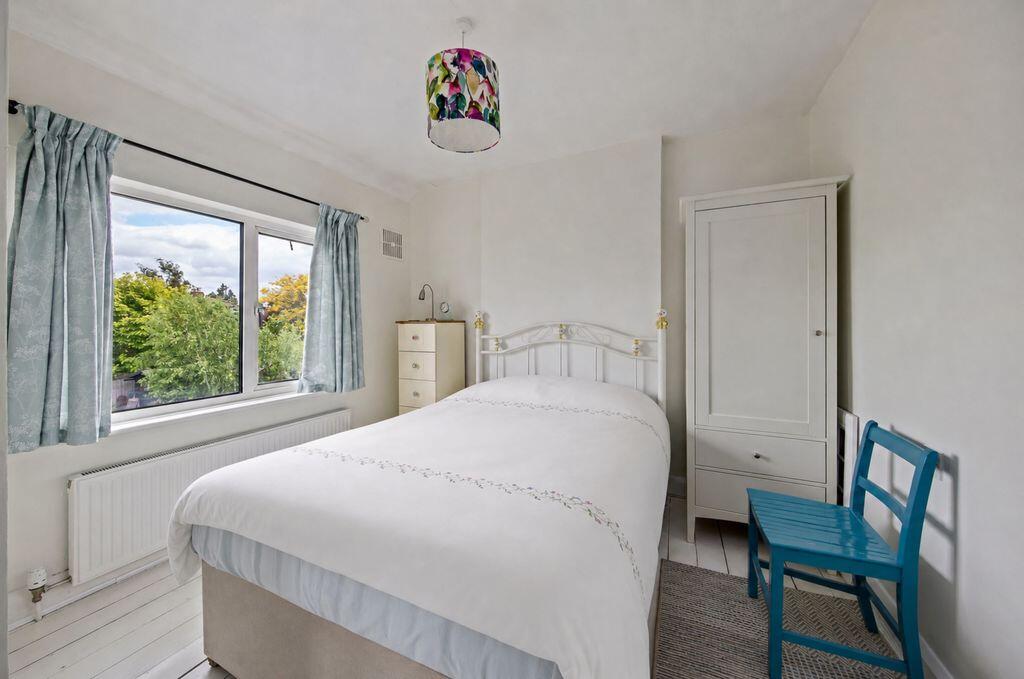 House in Elmbridge, Molesey - More
