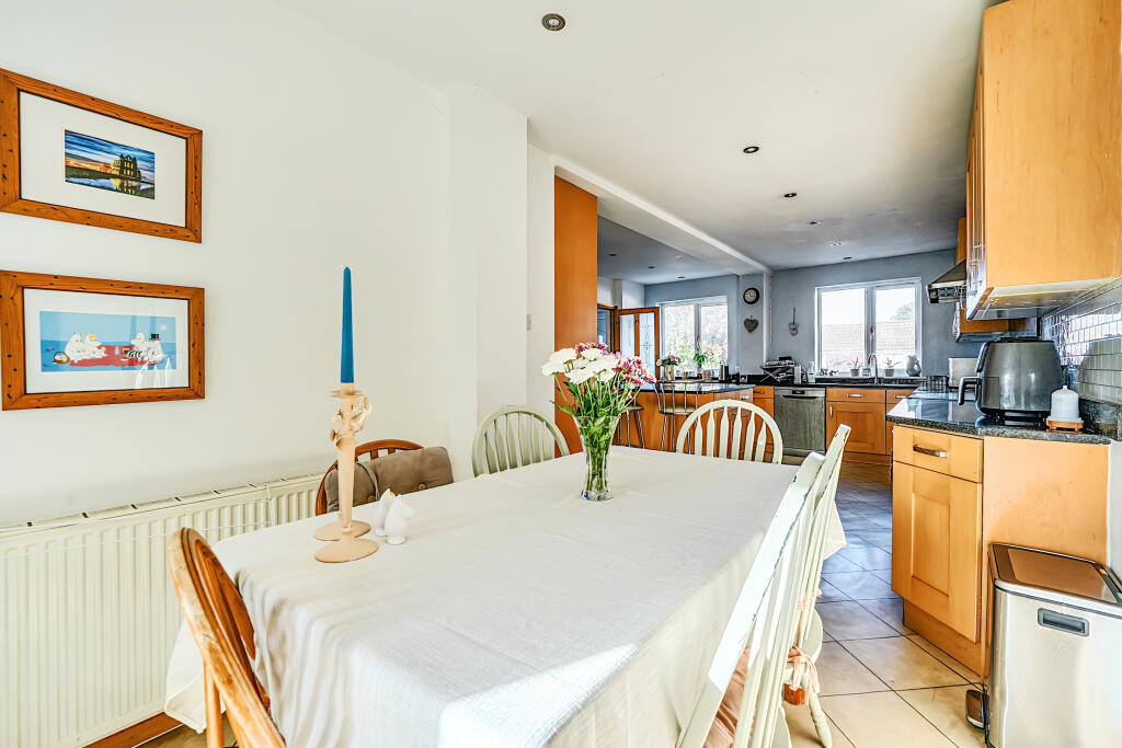 House in Swindon, Blunsdon - View 5