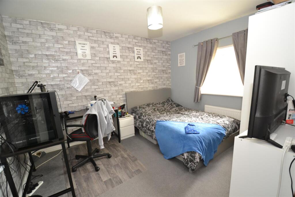 House in Kirklees, Prince Royd, Birchencliffe - View 4