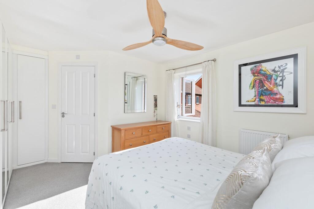 House in Horsham, Broadbridge Heath - More