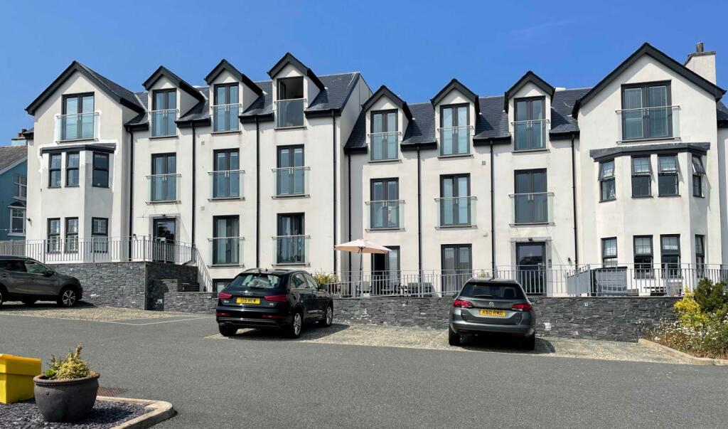 2-bed apartment on Beach Road, Benllech, Tyn-y-Gongl, Isle of Anglesey, LL74, £275,000