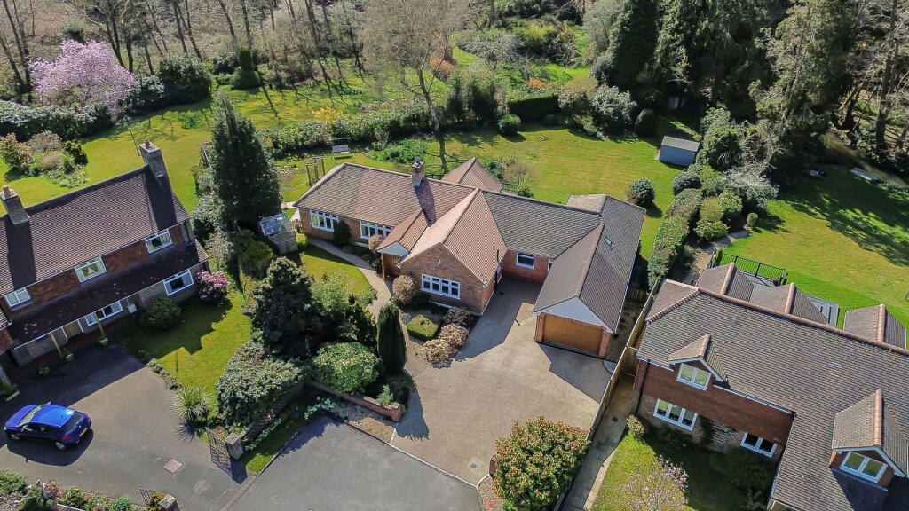 Main image of property: Chesworth Close, Horsham, West Sussex, RH13 5AL