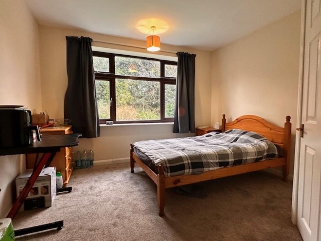 Main image of property: Robin Grove, Room DBX